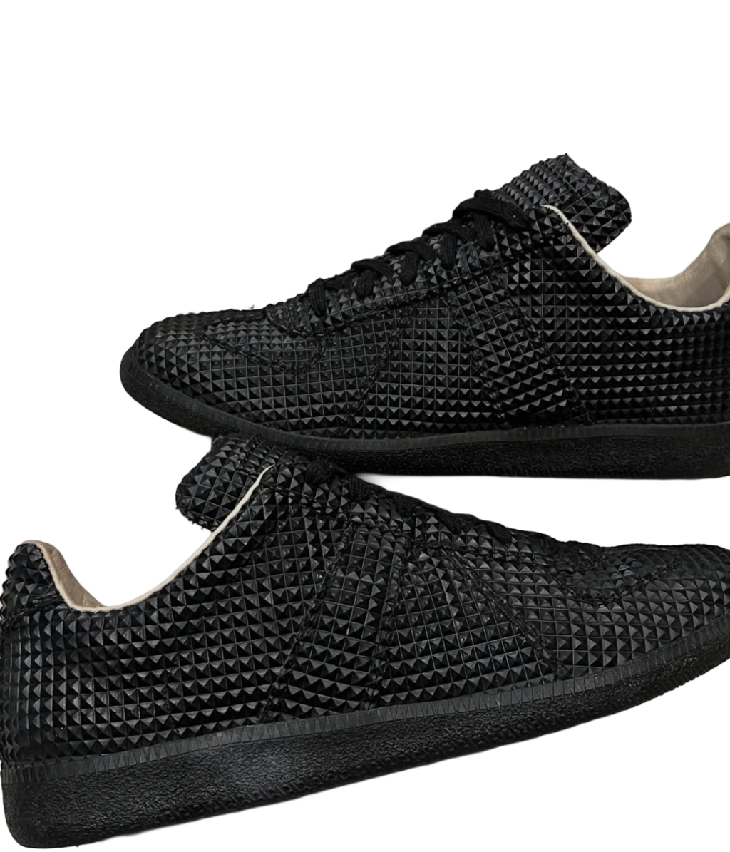 MAISON MARGIELA GAT LOW “BLACK SPIKED”