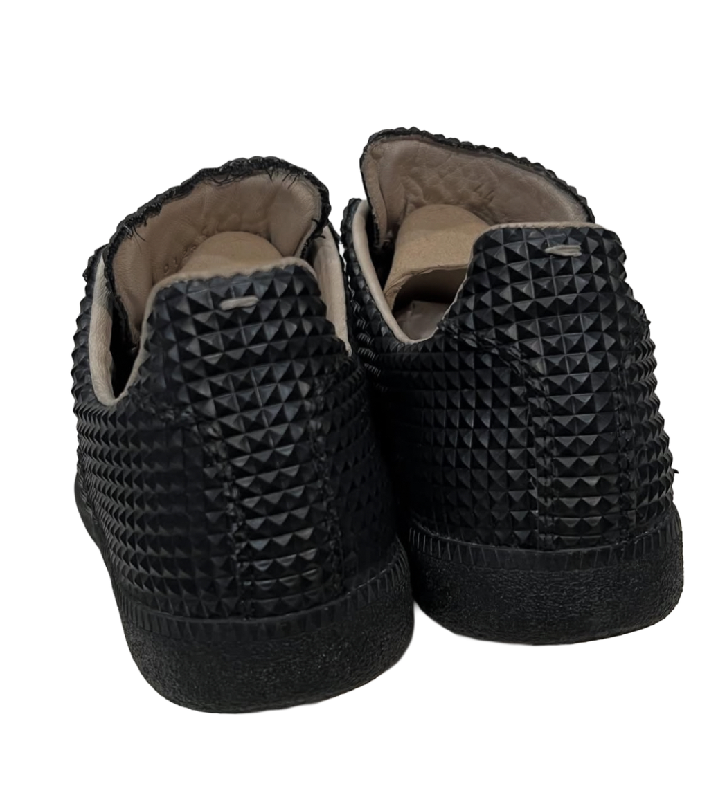 MAISON MARGIELA GAT LOW “BLACK SPIKED”